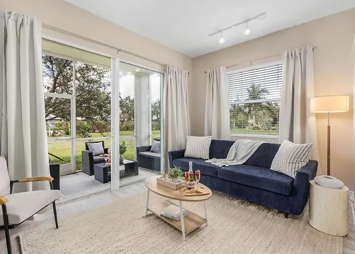Gorgeous Townhome Close To The Beaches
